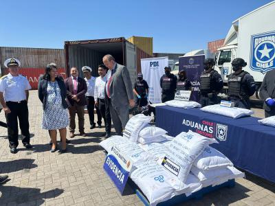 Incautan 146 toneladas de precursores químicos en los puertos de Arica e Iquique