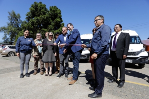 Entregan furgones escolares para sectores rurales de Tomé