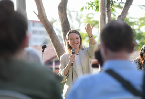 Alcaldesa de Las Condes realiza reuniones con vecinos en barrios