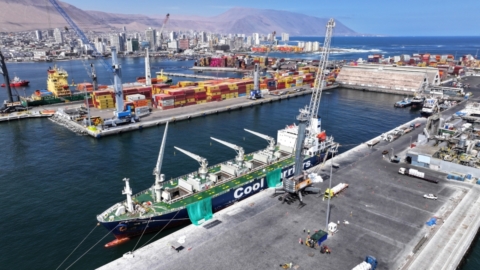 Grúa móvil inicia operaciones en Puerto de Iquique