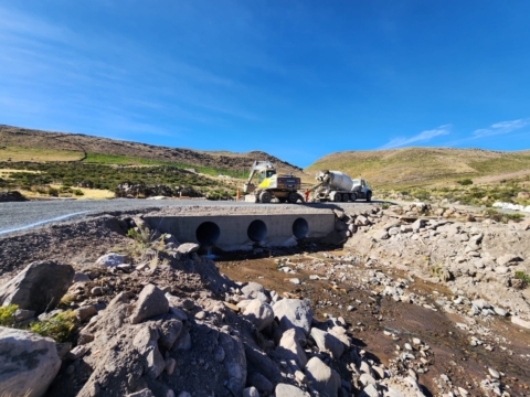 Pavimentan ruta que conduce al Salar de Surire
