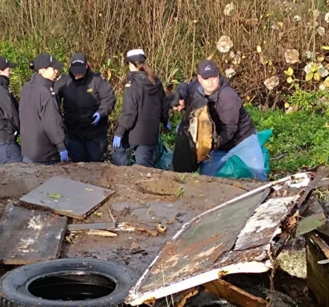 Equipos de Emporcha se suman a operativo de limpieza del río Aysén y muelle de Aguas Muertas