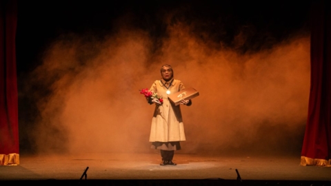 Estudiantes de Vicuña asisten a obra teatral basada en Gabriela Mistral