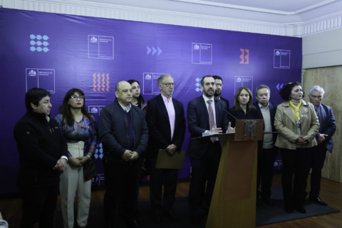 Ministros de Hacienda, Trabajo y Economía se reúnen con CPC, CUT y gremios de pymes