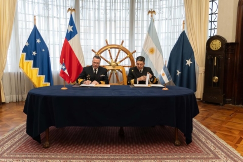 Armadas de Chile y Argentina coordinan patrullas y ejercicios navales en zona austral y Antártica Armadas de Chile y Argentina coordinan patrullas y ejercicios navales en zona austral y Antártica