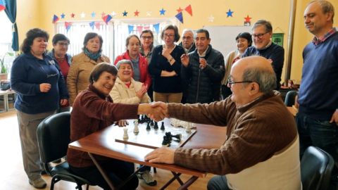 A los 91 años, vecina de Temuco descubre en el ajedrez una nueva forma de mantenerse activa y feliz A los 91 años, vecina de Temuco descubre en el ajedrez una nueva forma de mantenerse activa y feliz