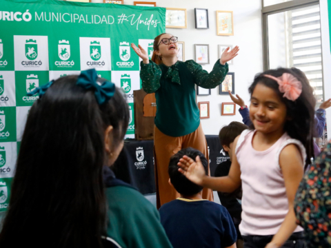 Curicó impulsa jornadas de cuentacuentos entre niños y adultos mayores