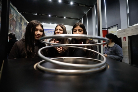 Exposición del MIM acerca la ciencia a estudiantes y familias del Biobío