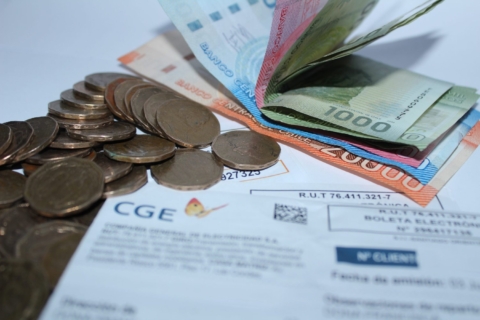 Alcalde de Temuco exige compensación por cobros excesivos de luz tras error en cálculo tarifario