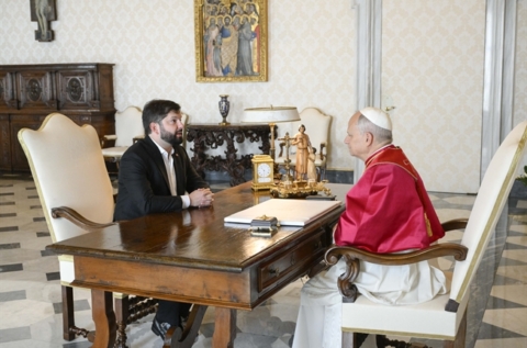 Boric evita abordar temas de aborto y eutanasia en reunión privada con el Papa León XIV