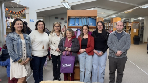 U. de Magallanes entrega libros en braille a agrupación de personas ciegas