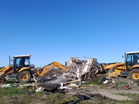 Inician retiro de viviendas en toma de Alerce Norte y terreno será humedal