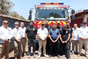 Empresas ayudan a reparar carro de bomberos quemado mientras rescataba a la población en Penco