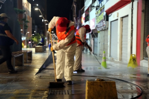 Inician plan de lavado industrial en centro de Antofagasta