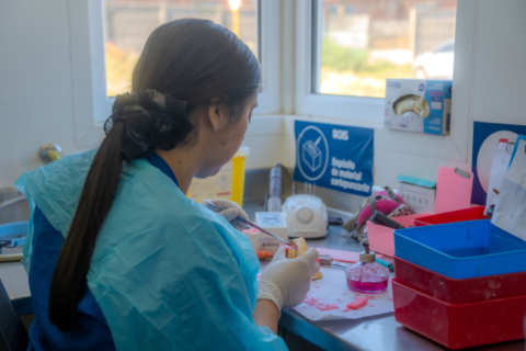 Laboratorio dental comunal de Los Ángeles produjo 1.256 prótesis durante 2025