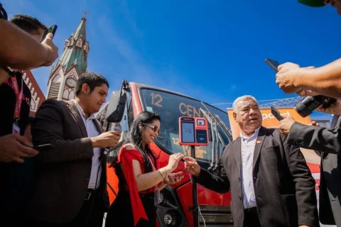 Arica implementa pago electrónico en micros y dejará atrás el uso de monedas desde junio Arica implementa pago electrónico en micros y dejará atrás el uso de monedas desde junio
