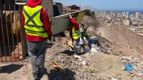 Retiran escombros y 12 colchones desde emblemático cerro de Antofagasta