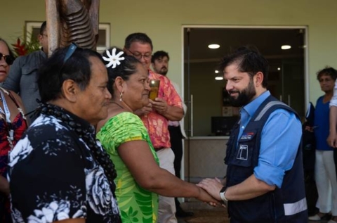 Presidente Boric anuncia inversión de US0 millones en aeropuerto y avances viales en Rapa Nui