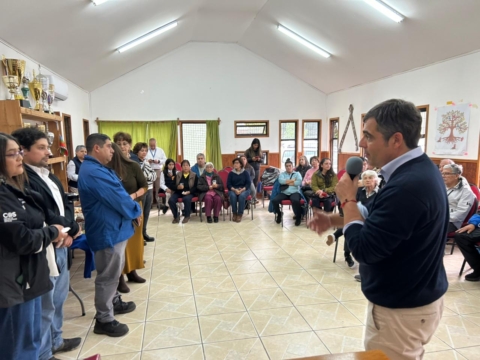 Adultos mayores de Carileufu recibirán atención kinésica y podológica en Pucón