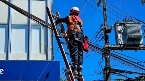 Valdivia avanza en retiro de cables en desuso del casco histórico