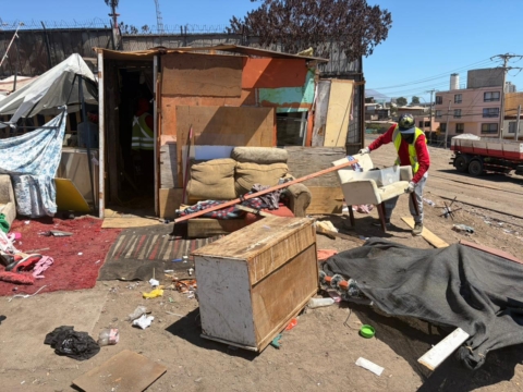 Operativo en faja ferroviaria de Antofagasta retira rucos, basura y armas blancas