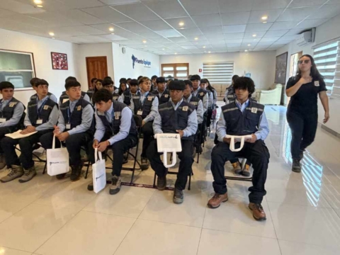 Programa ''Vive Tu Puerto'' inicia visitas estudiantiles al Puerto de Iquique