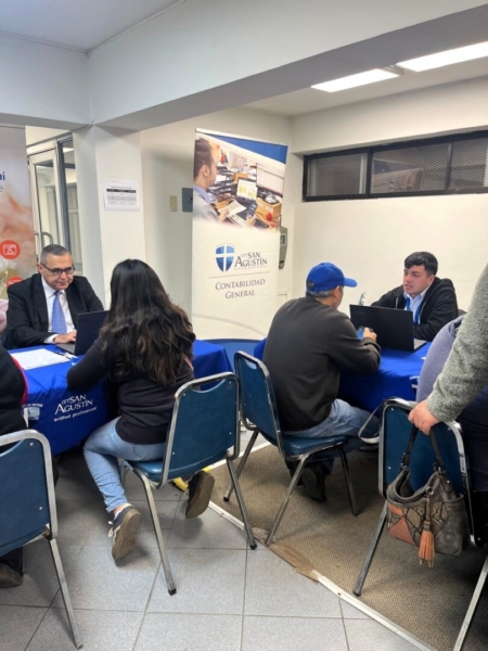 Estudiantes apoyan Operación Renta con atención a contribuyentes en Linares y Colbún