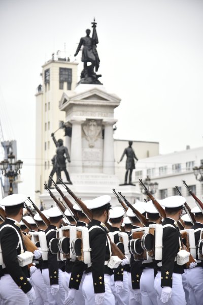 Armada destaca que el 21 de mayo “es mucho más que un feriado” durante ceremonia en Valparaíso