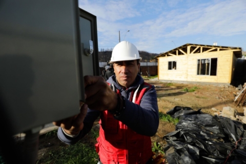 Inician instalación de servicios básicos para familias afectadas por incendios en Lirquén