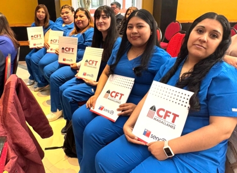 Mujeres egresan de curso de cuidado de personas mayores en Tierra del Fuego