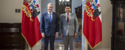 Plan de erradicación de Cerro Chuño avanza tras reunión entre gobernador y Presidente Kast