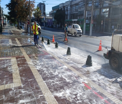 La Cisterna amplía operativos de hidrolavado en calles y sectores de alta circulación
