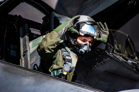 Incluye a primera mujer: FACh concluye proceso de formación de nuevos pilotos de F-16