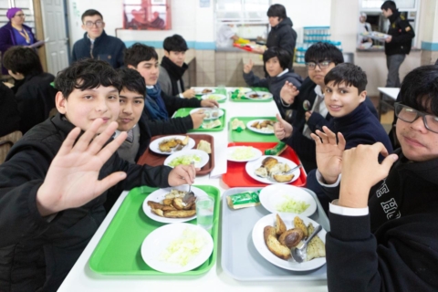 Más de 800 alumnos incorporan merluza austral al menú escolar