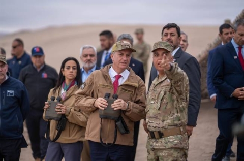 Kast firma proyectos para ampliar expulsiones y sancionar traslado de migrantes irregulares