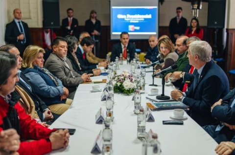 Kast se reúne con víctimas de violencia rural en Collipulli