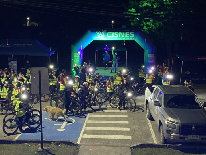 Con colaboración de empresas: Puerto Cisnes realizó primera cicletada nocturna 10K