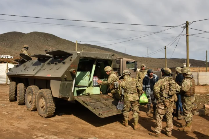 Vehículos MOWAG del Ejército llevan alimentos y agua a familias aisladas en Cruz de Caña