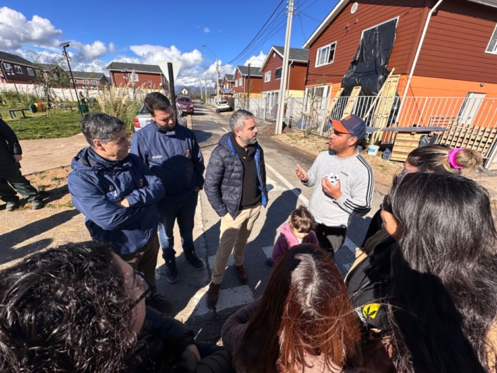Alcalde y seremi inspeccionan filtraciones en villas Parque Poniente 4 y 5 de San Fernando