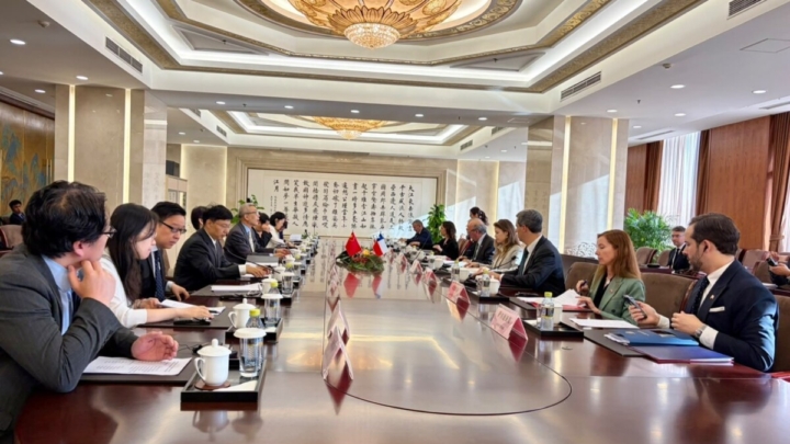 Chile y China acuerdan fortalecer investigación en la Antártica