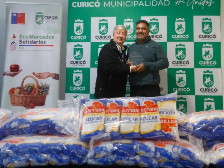 Comerciantes ambulantes donan 600 kilos de azúcar para familias de Curicó