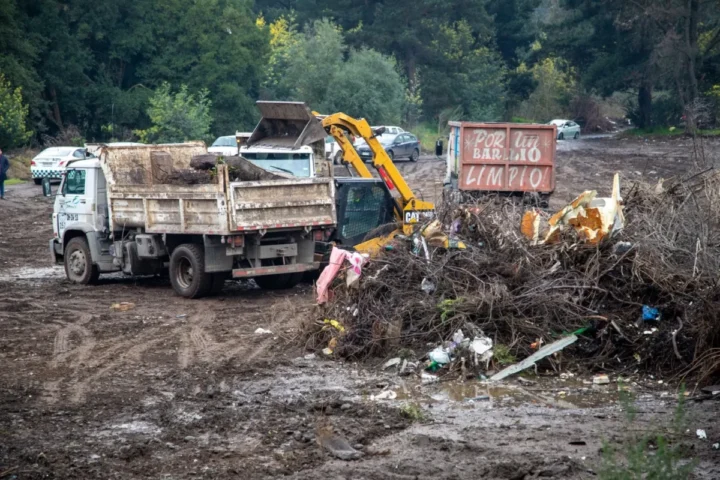Retiran 224 toneladas de basura desde microbasural en la ribera del río Cautín