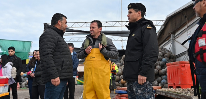 Ayuda llega por mar a Puerto Aldea tras quedar aislada por cortes de caminos