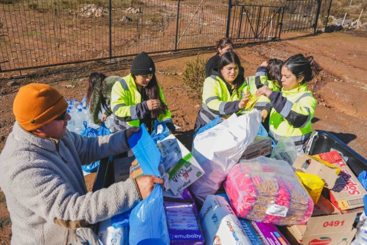 Municipio de Coquimbo entrega agua, alimentos y ayuda básica a familias aisladas en Totoralillo Alto