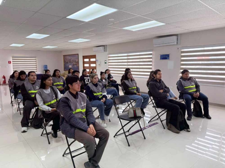 Estudiantes bolivianos recorren Puerto de Iquique Estudiantes bolivianos recorren Puerto de Iquique