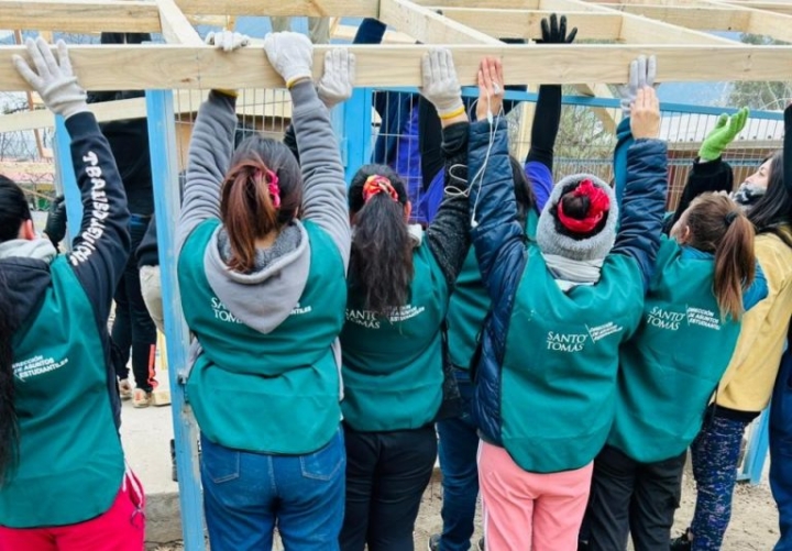 Trabajos Voluntarios de Invierno de Santo Tomás llegan a 12 zonas del país