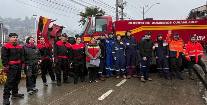Estudiantes de INACAP revisan carros bomba para fortalecer respuesta de Bomberos en Biobío