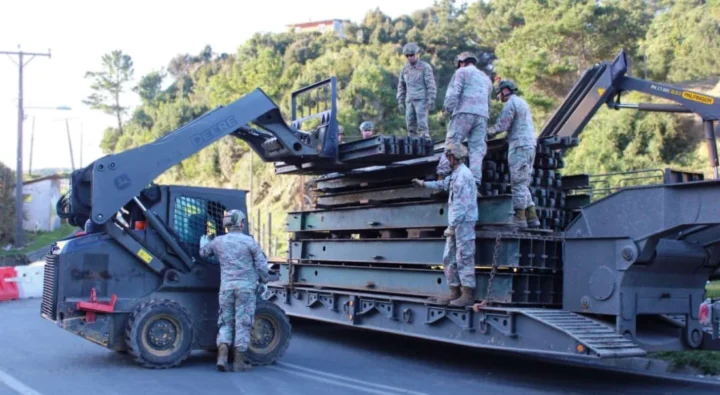 Ejército inicia instalación de puente mecano para restablecer conectividad en San Juan de la Costa