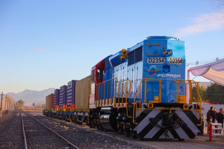 Tren y camiones eléctricos realizan primer viaje conjunto de carga