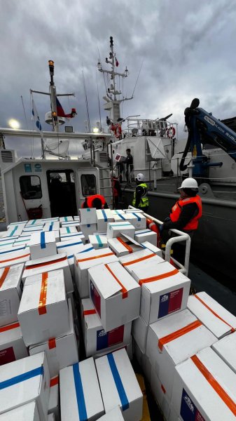 La Armada concreta primer puente marítimo con 9 toneladas de ayuda a Huasco